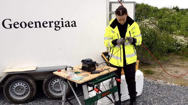 Meri Wiberg GTK:n geoenergian maastotutkimuksissa tekemässä mittauksia.